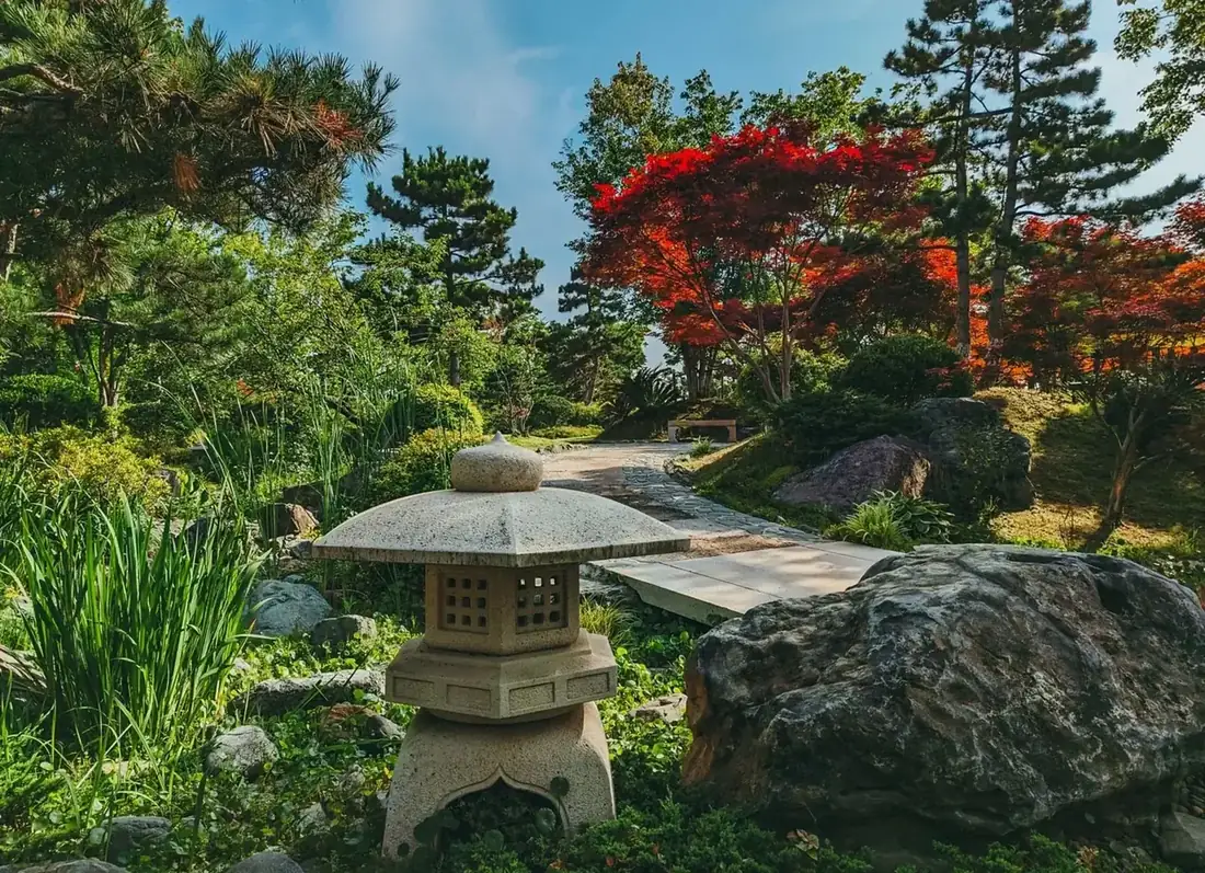 紅葉と石灯籠のある日本庭園の小径